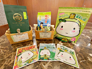 ■供前面的销售使用的茶：在前台销售菊川特产的菊川茶。有菊川市公式吉祥物人物的"kikunon"被设计的可爱的茶袋。