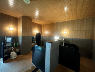 男性大浴场：大浴场的营业时间到从下午3点到深夜2点到第二天早晨从5:00到10点。