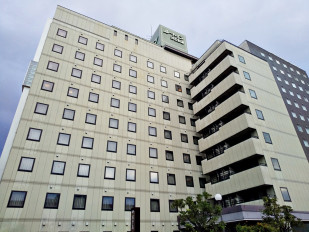 ■外观：在10层楼本馆的建筑物，用步行从滨松站是约8分左右。在驾车前来的时候，从滨松IC是约20分左右的距离。