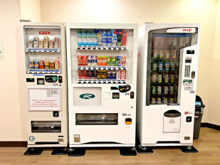 ■自动售货机角：凑齐酒精类，清凉饮料，纸包饮料。