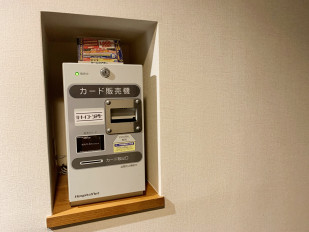 ■VOD售票机 ：各各1台2楼～6楼电梯之前有VOD售票机。用1,000日元可以使用1夜。