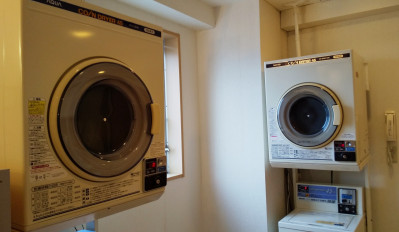 投币式洗衣机(10楼大浴场里面的)：男女大浴场(各1)里面的洗衣机200/烘干机30分钟100日元 ※需要洗涤剂。用40日元在前台销售。