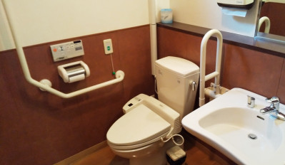 公众厕所(供轮椅使用的厕所1F)