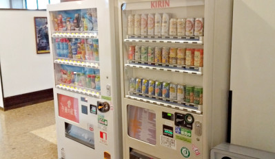 ■自动贩卖机：清凉饮料的自动贩卖机在1楼～3楼。酒精的自动贩卖机也在1楼。