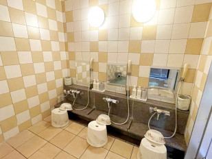 ■女性大浴场清洗场所：在大浴场里，有3台清洗场所。流身体之后请进入。
