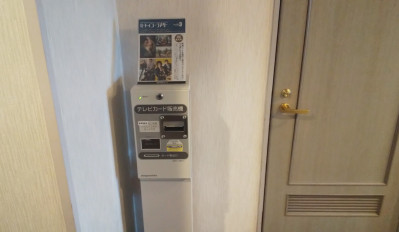 VOD售票机(各阶电梯前)：VOD售票机：1个晚上1000日元电影、日本电影、多样性准备了100标题。能从登记手续到退房视听。