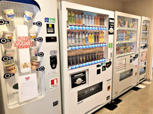 ■馆内1F自动贩卖机角：不仅清凉饮料饮料而且，有含酒精饮料，方便面的自动贩卖机。