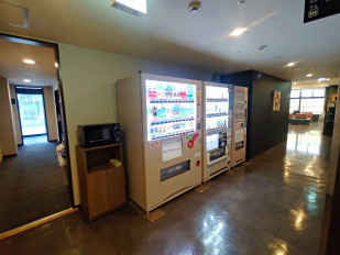 ■自动贩卖机：在1楼，准备了饮料以及酒精，便饭的自动贩卖机。