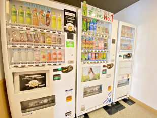 ■自动贩卖机：1F前台旁边有清凉饮料，酒精的自动贩卖机。