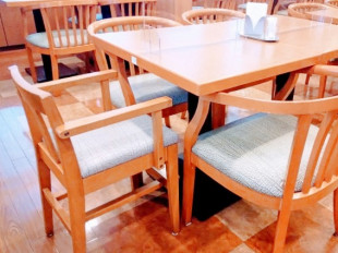 ■1楼餐厅：供孩子使用的椅子准备了。
