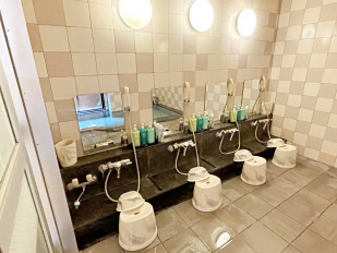 ■男性大浴场清洗场所：在大浴场里，有4台清洗场所。流身体之后请进入。