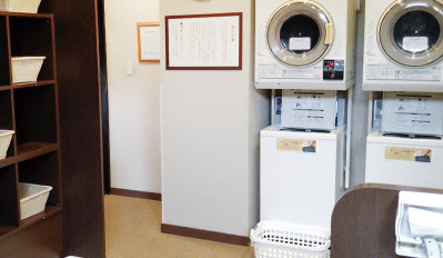 ■男性更衣室：更衣室有2台投币式洗衣机。洗衣：200日元，干燥：用30分钟100日元可以使用。
