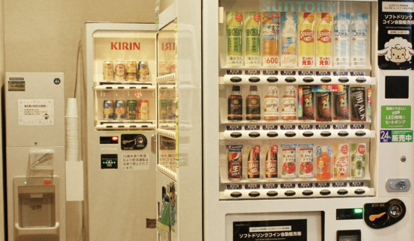 ■东面栋自动贩卖机、制冰机:东面栋大厅内部有清凉饮料,酒精的自动贩卖机和制冰机。吸烟处也有香烟自动售货机。