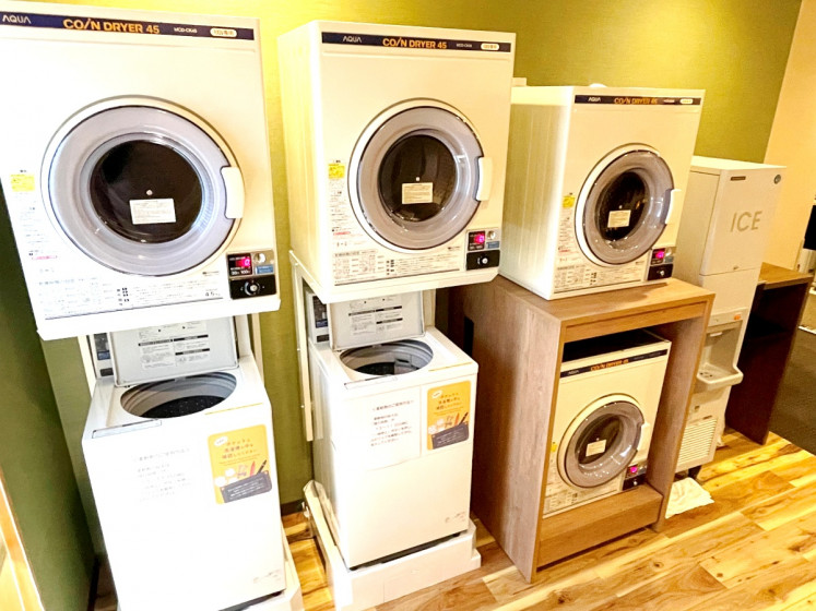 ■洗衣店角:大浴场入口内部有洗衣店角。男女每个更衣室里,也有洗衣机,烘干机的设置。(洗衣机:一次100日元,烘干机:30分钟200日元)